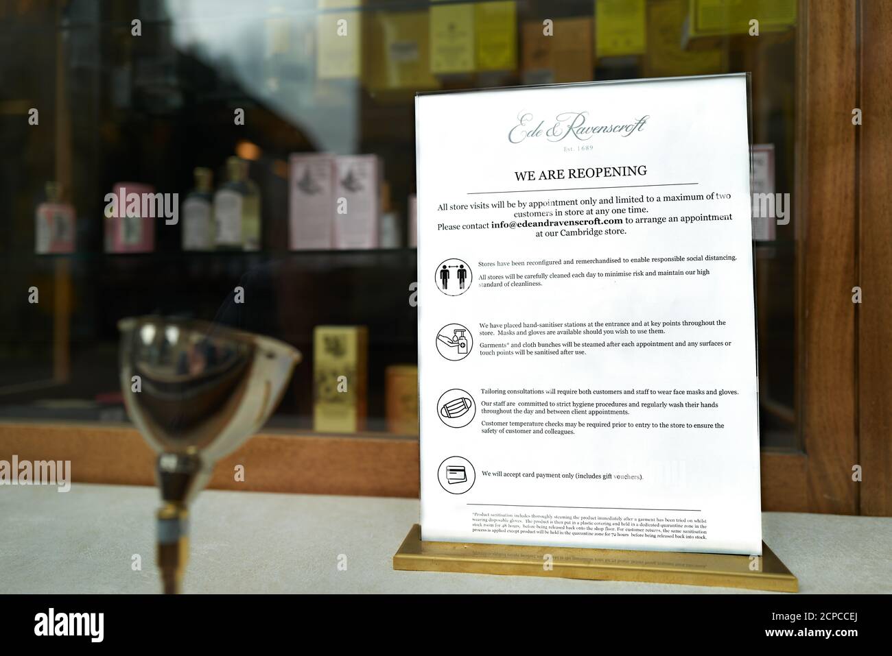 Avviso nella vetrina di Ede & Ravenscroft, Cambridge, Inghilterra, circa le loro condizioni di riapertura, settembre 2020. Foto Stock
