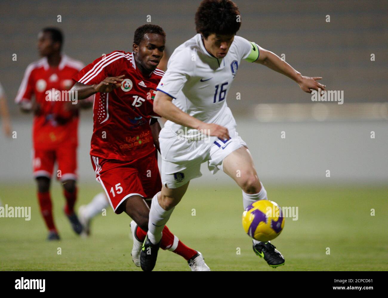 South Korea's Park Ji-Sung combatte per la palla contro Saad Suhail al-Mukahini di Oman durante la loro partita di calcio internazionale amichevole a Dubai 2 giugno 2009. REUTERS/Jumana El Helioueh (CALCIO SPORTIVO NEGLI EMIRATI ARABI Uniti) Foto Stock