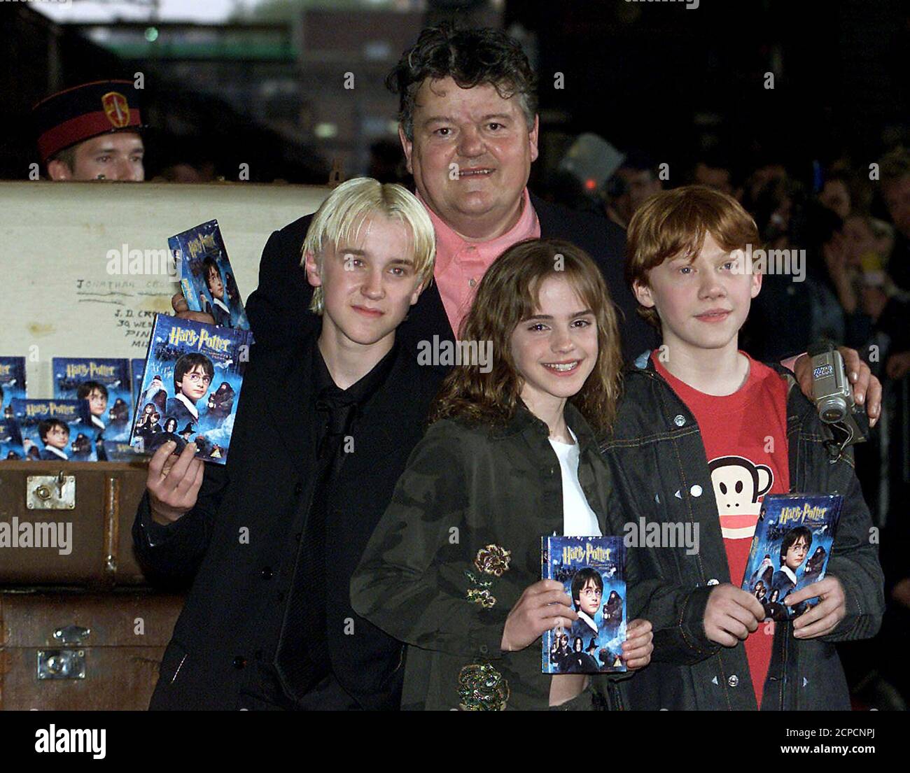 I membri del cast del film britannico Harry Potter e la pietra di Philosopher, tra cui Tom Felton (L), Robbie Coltrane (2L), Emma Watson (2R) e Rupert Grint (R), partecipano al lancio del DVD alla stazione di Kings Cross di Londra l'8 maggio 2002. Dal rilascio dei film ha fatto un sorprendente 962 milioni di dollari in tutto il mondo, il che lo rende il secondo film più grande di tutti i tempi. REUTERS/Russell Boyce RB/NMB Foto Stock