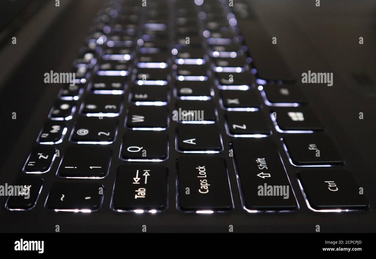 Tastiera bianca retroilluminata di un computer portatile con messa a fuoco  selettiva e effetto di sfocatura dello sfondo Foto stock - Alamy