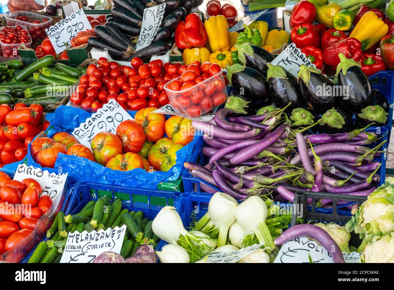 Grande selezione di verdure fresche per la vendita in un mercato A Venezia Foto Stock