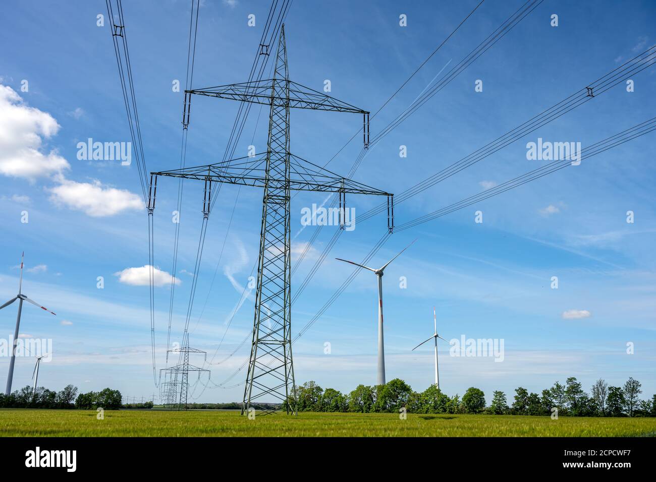 Piloni elettrici e linee elettriche viste nella Germania rurale Foto Stock
