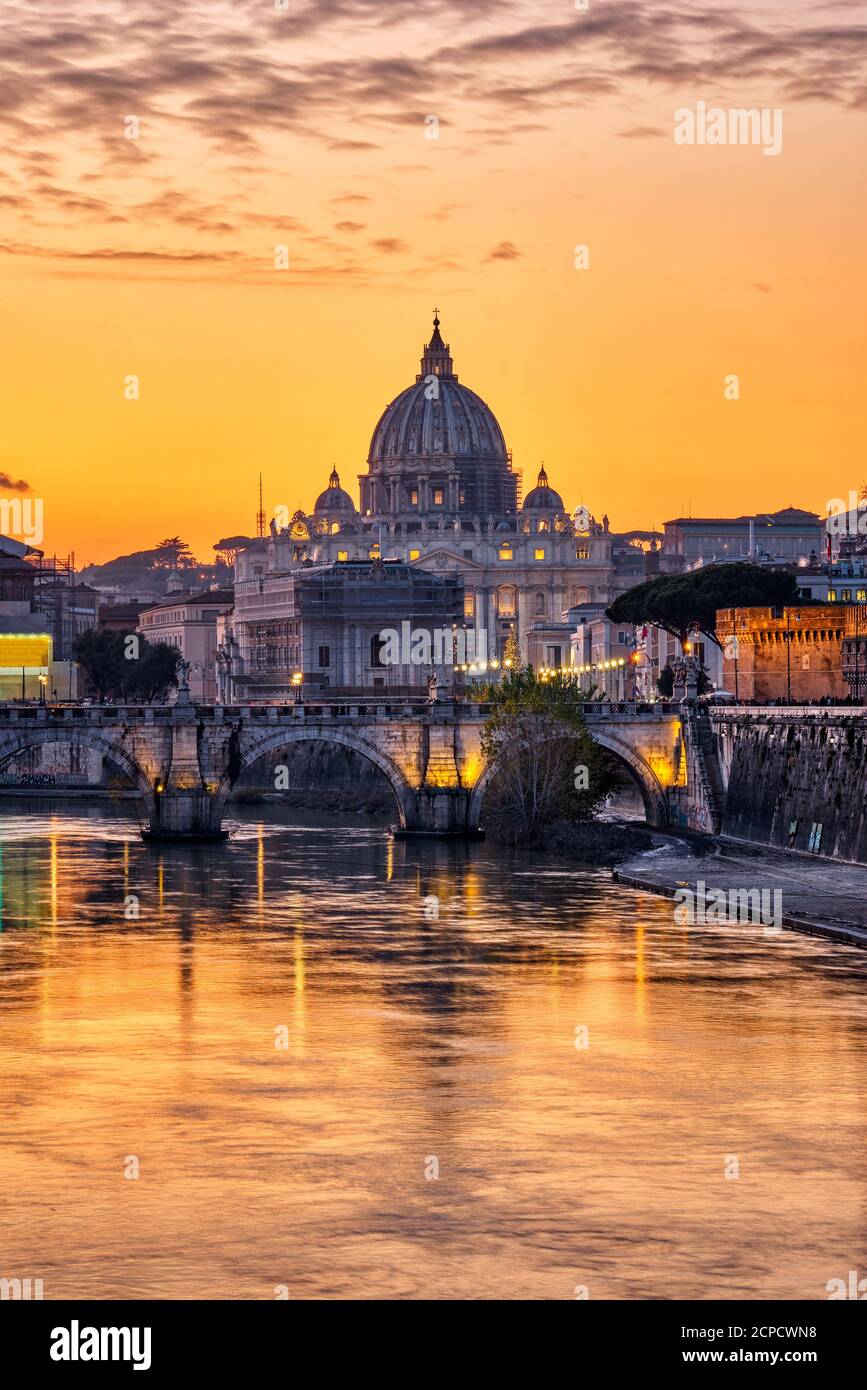 Tramonto sulla Basilica di San Pietro e sul Tevere a Roma Foto Stock