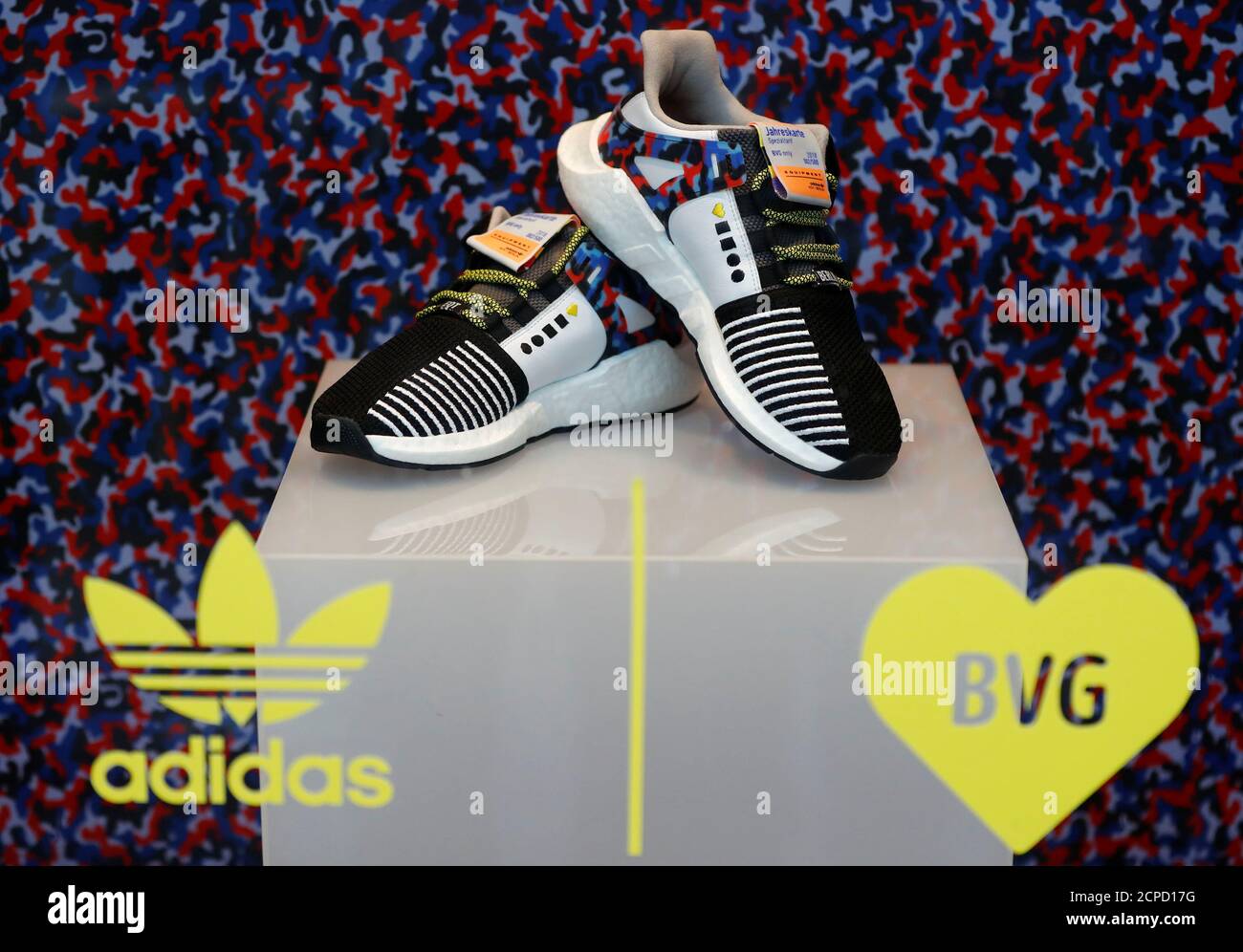 Le sneaker Adidas in edizione limitata che si adattano al design della  metropolitana di Berlino e includono un pass di viaggio annuale, sono  esposte presso il negozio di scarpe 