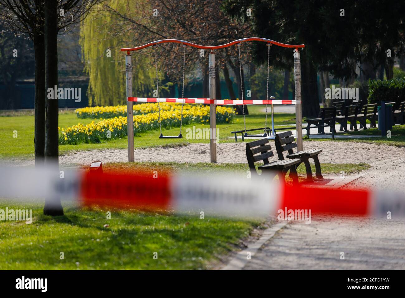 Parco con parco giochi per bambini chiuso a causa del divieto di contatto per pandemia corona, Haumannplatz, Essen, zona Ruhr, Nord Reno-Westfalia, Germania Foto Stock