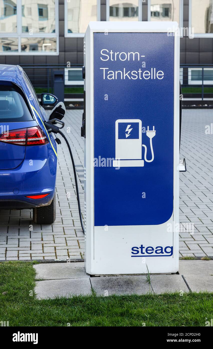 Auto elettrica che rifornisce l'elettricità presso una stazione di ricarica Steag, Essen, zona Ruhr, Nord Reno-Westfalia, Germania Foto Stock