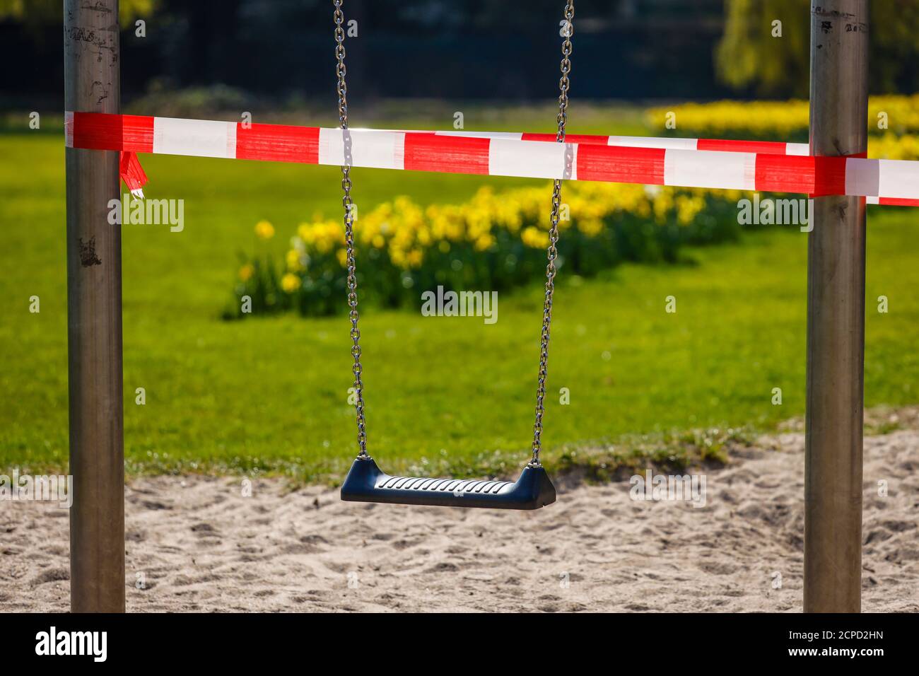 Parco con parco giochi per bambini chiuso a causa del divieto di contatto per pandemia corona, Haumannplatz, Essen, zona Ruhr, Nord Reno-Westfalia, Germania Foto Stock