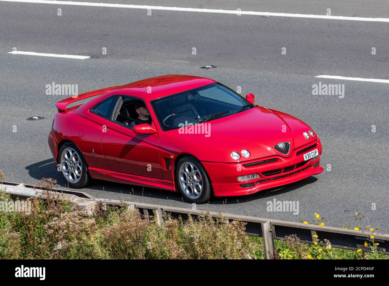 2001 ROSSO Busso V6 Alfa Romeo GTV CUP; veicoli veicolari in movimento, automobili che guidano veicoli su strade del Regno Unito, motori, motori sulla rete autostradale M6. Foto Stock