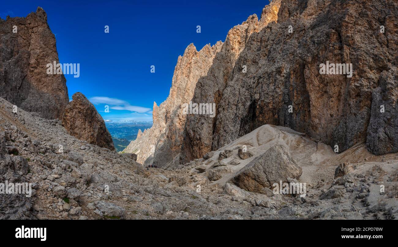 La forcella Langkofel in Val Gardena, alta montagna nella stagione estiva, Dolomiti Foto Stock