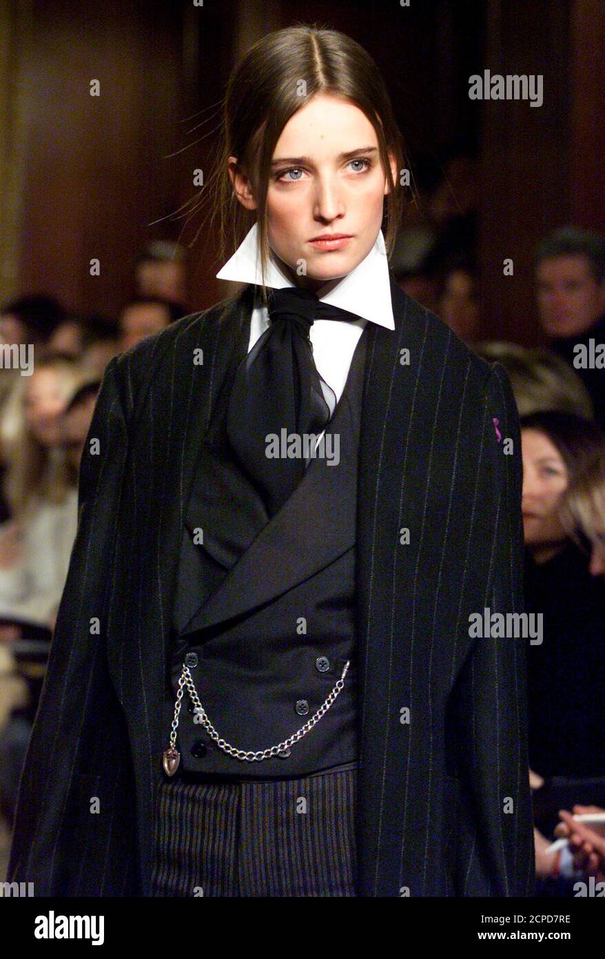 Un modello indossa un abito in cashmere con un gilet in lana nera a doppia  tostatura e una camicia in cotone bianco alla sfilata di moda Ralph Lauren  Autunno 2002 a New