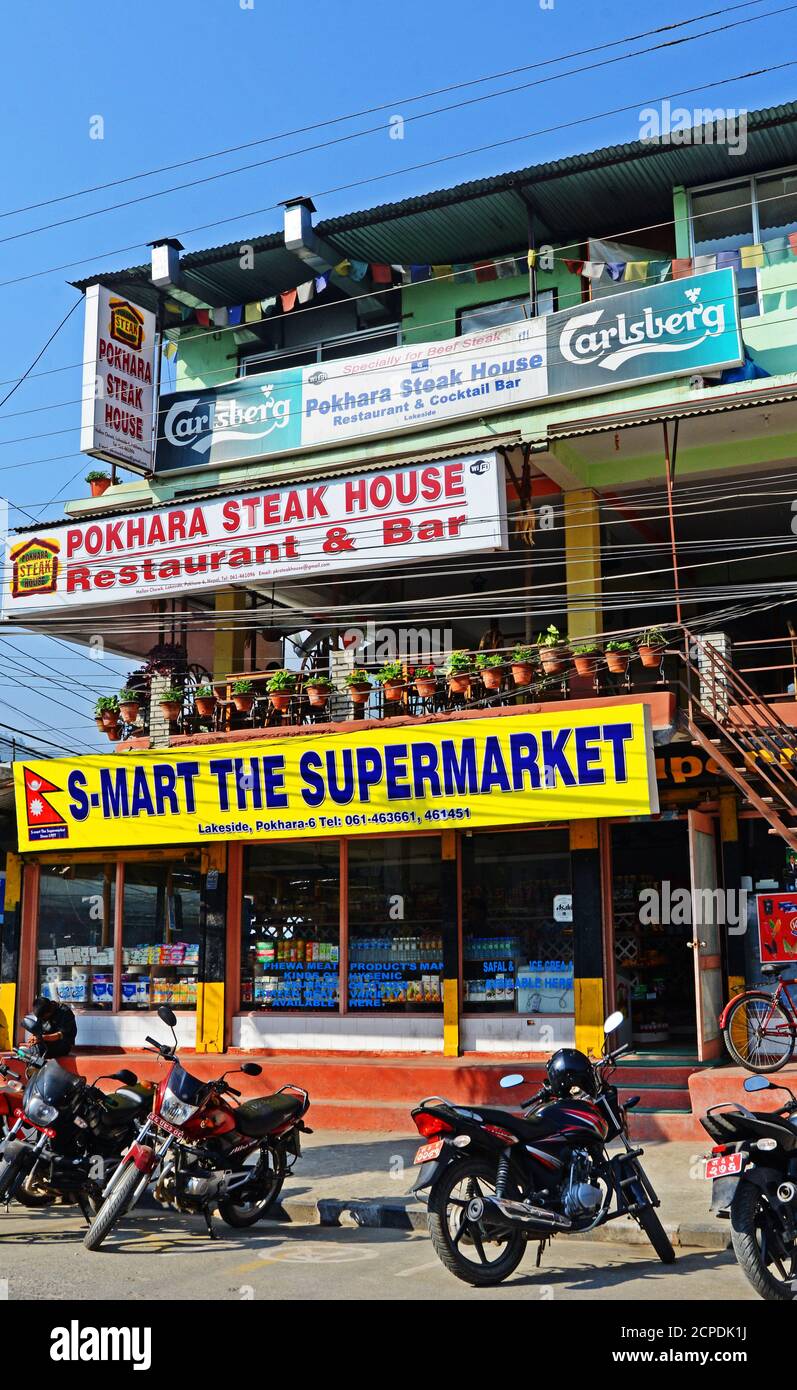 Supermercato e ristorante, Pokhara, Nepal Foto Stock