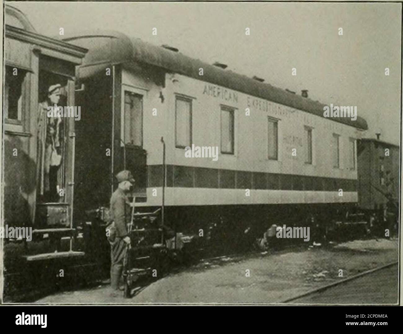 . Ingegnere meccanico ferroviario . e bloccare la rut.12 - bulloni della fascetta del piedistallo con testa a T con dadi e rondelle. I - perno di coda dell'attacco completo. I-Ohiu Knuckle li»ck completo. Forcella di attacco della leva di disaccoppiamento completa. I - forcella della catena del freno completata. 1-chiave a tubo. T - tappi di scarico del serbatoio in pino bianco. I caposquadra delle auto responsabili delle stazioni in cui vengono utilizzati i carrelli sono tenuti a tenere sempre un intero stock di ma-terial nei camion. I dipendenti della partenza dell'auto sono gli unici autorizzati ad avere accesso ad essi, e questo solo in caso di effettiva emergenza. Quando un materiale è isremov Foto Stock