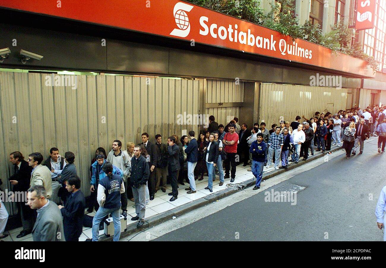 I clienti di Scotiabank Quilmes, l'unità argentina della Banca Canadese di  Novia Scotia, aspettano in fila per effettuare prelievi di denaro al di  fuori della filiale principale della banca di Buenos Aires,