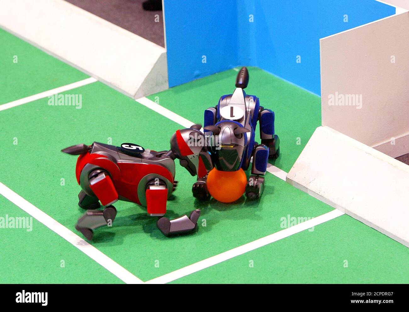 Un portiere robot ferma la palla mentre l'attaccante opposto cerca di  segnare durante la loro partita alla settima edizione del Campionato del  mondo di Calcio per robot a Padova, Italia settentrionale, 9