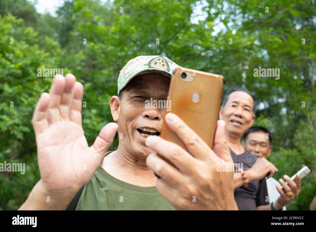 La gente del posto scherza con il fotografo e scatta foto. Foto Stock