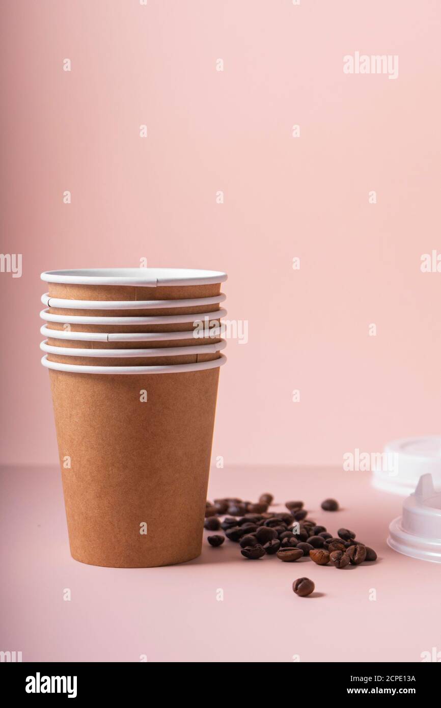 messa a fuoco selettiva. tazze di carta per bevande calde, caffè e tè, con coperchio in plastica, da togliere. CopySpace Foto Stock