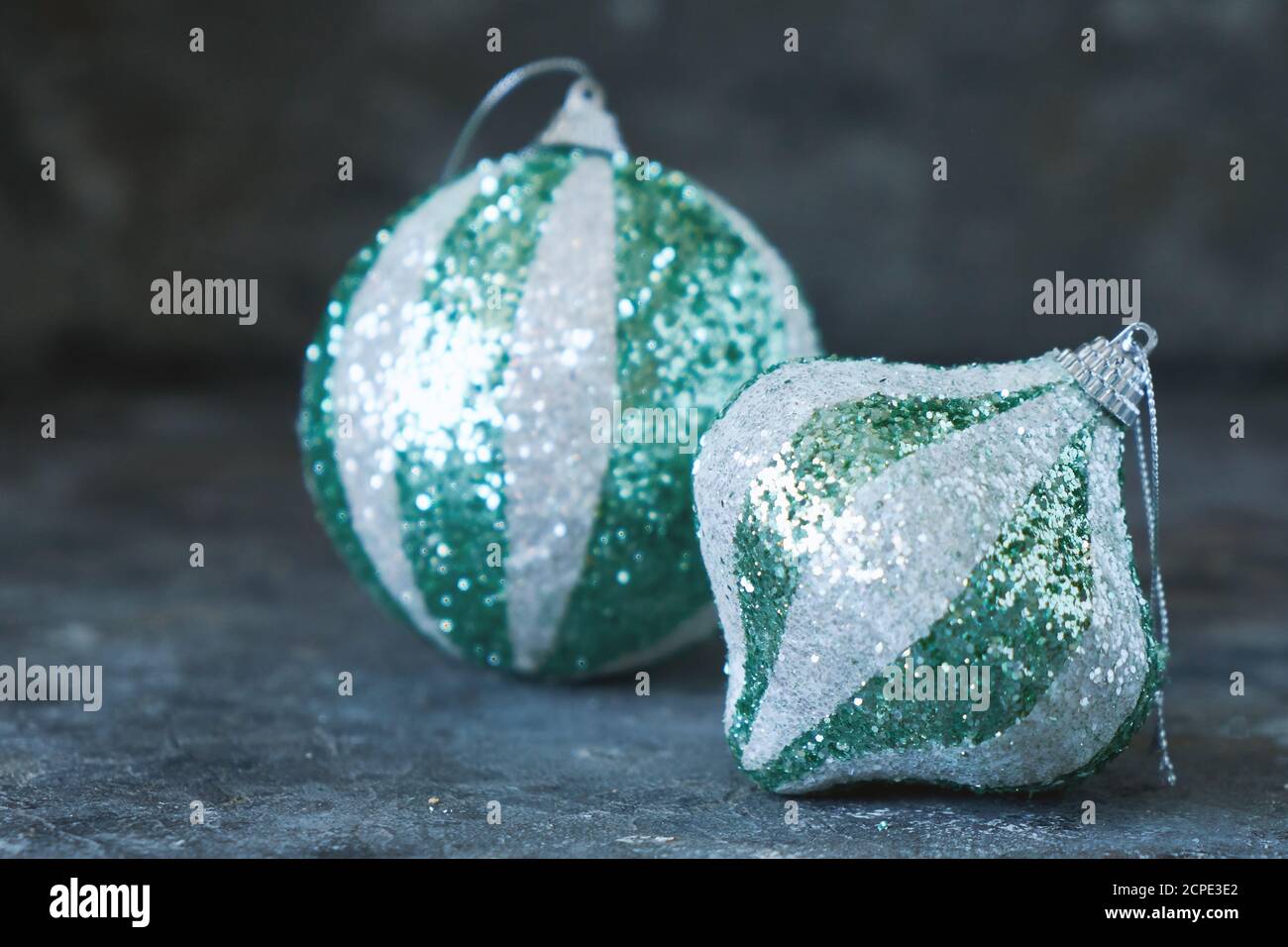 Palla giocattolo verde Natale su sfondo grigio CopySpace Foto Stock