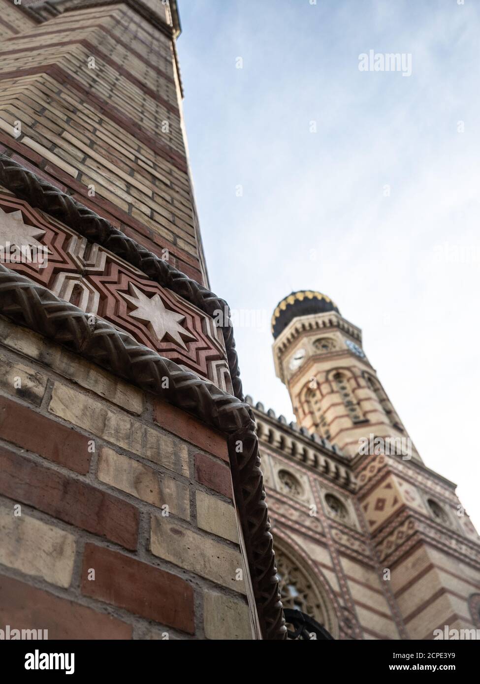 BUDAPEST, UNGHERIA - 08/28/2020: Primo piano della facciata della sinagoga ebraica sulla via Dohany, conosciuta anche come Grande Sinagoga o Sinagoga Tabakgasse Foto Stock