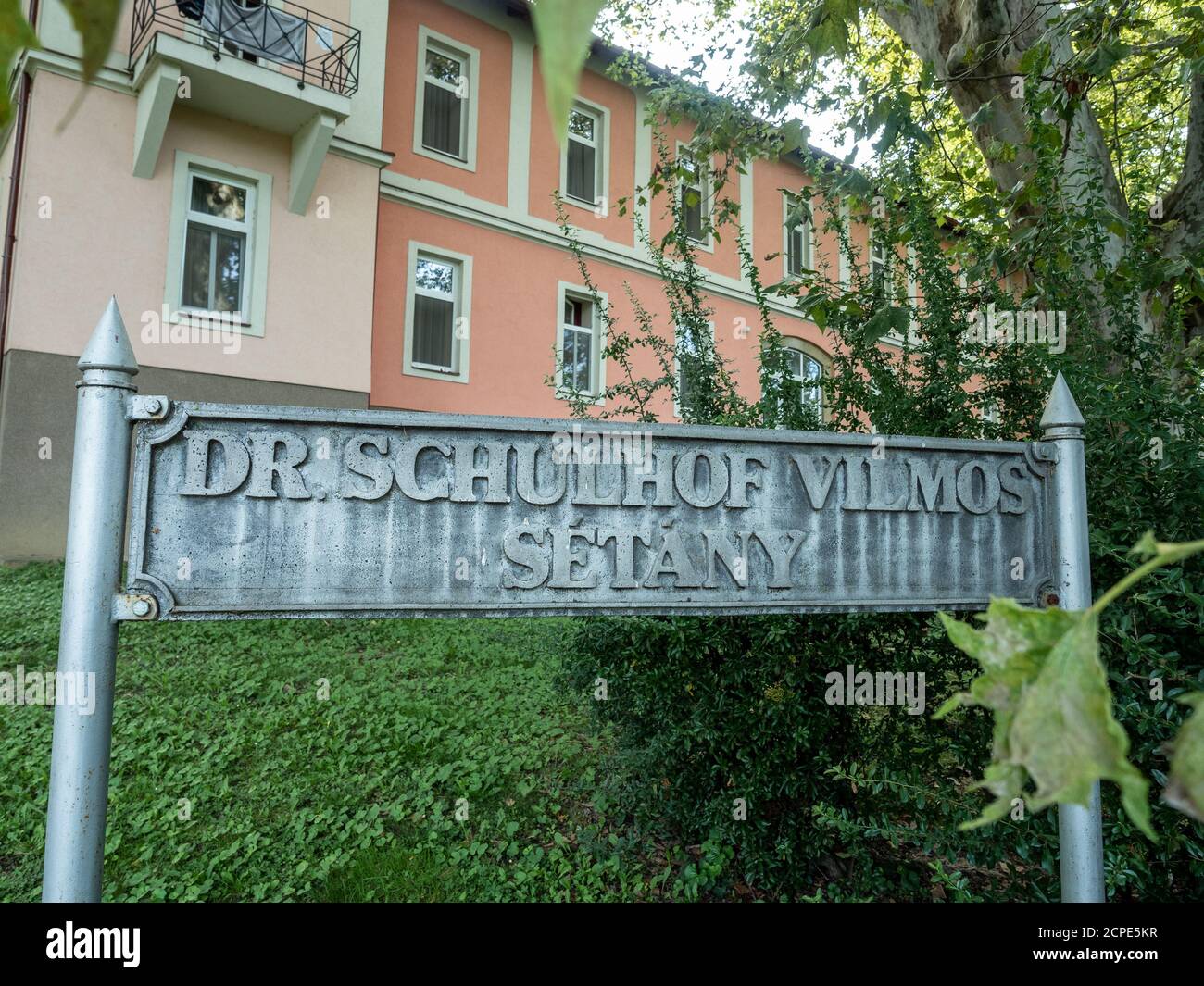 HEVIZ, UNGHERIA - 08/25/2020: Segno metallico della passeggiata Doctor Schulhof Vilmos a Heviz spa Foto Stock