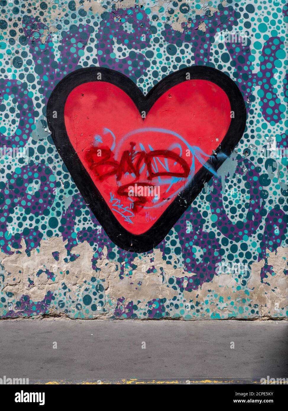 BUDAPEST, UNGHERIA - 08/28/2020: Grande cuore rosso su sfondo blu. Street art su Dob Street. Shot verticale. Foto Stock