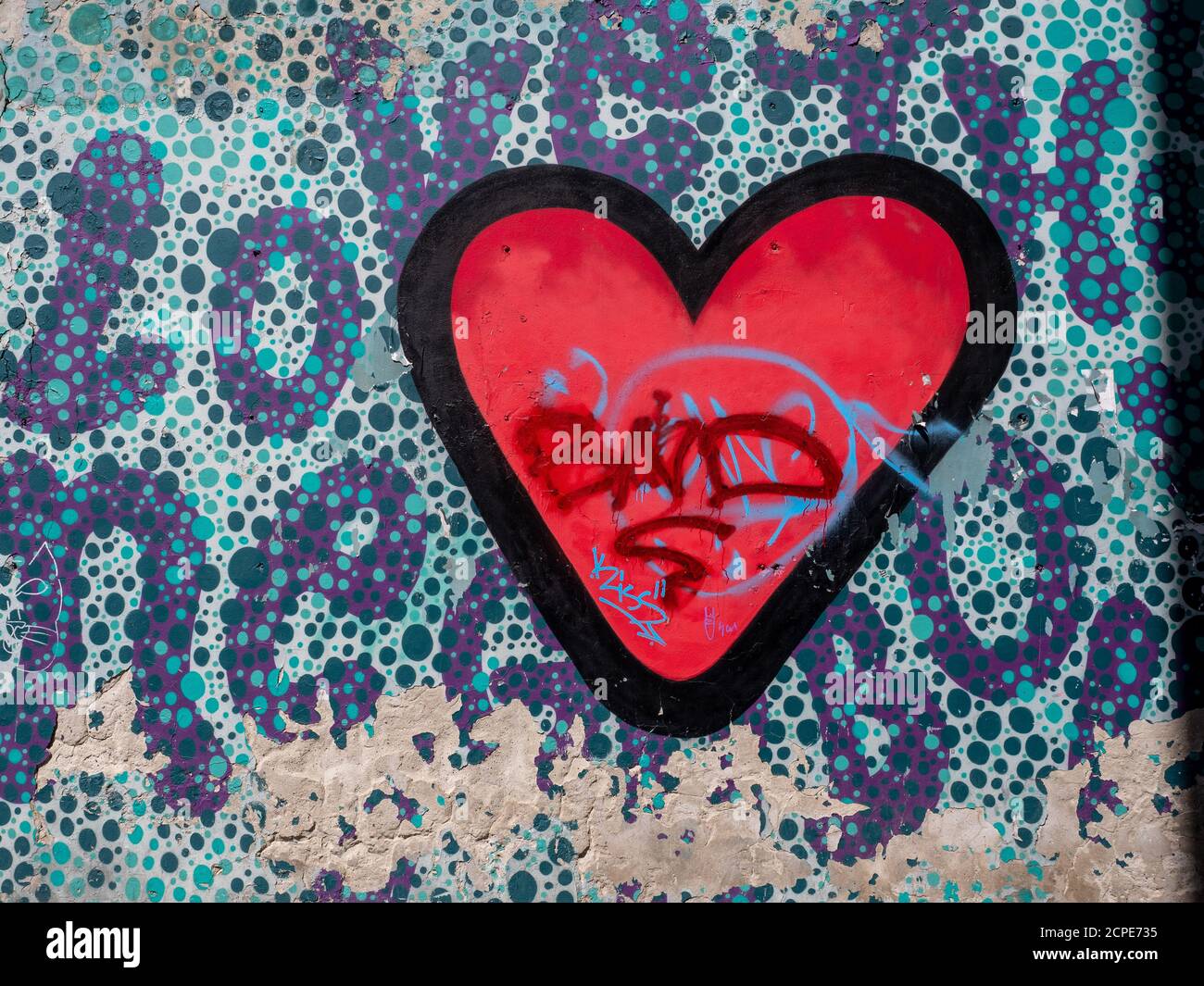 BUDAPEST, UNGHERIA - 08/28/2020: Grande cuore rosso su sfondo blu. Street art su Dob Street. Shot verticale. Foto Stock