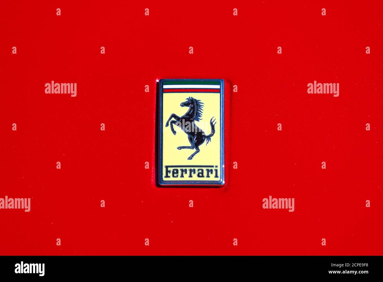 Chantilly, Francia - Ottobre 30 2016: Il famoso emblema Ferrari a cavallo che si trova di fronte all'auto sportiva. Foto Stock