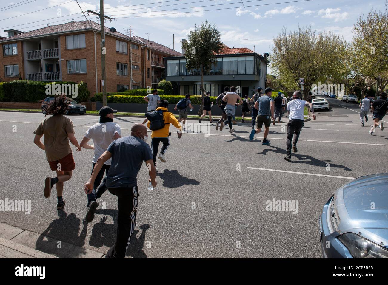 Melbourne, Australia. 19 settembre 2020. I manifestanti fuggono dalla polizia attraverso Ormond Esplanade, vicino a Elwood Beach dopo che le proteste anti-maschera e anti-blocco si erano spostate da Elsternwick Park, Melbourne Australia. Credit: Michael Currie/Alamy Live News Foto Stock