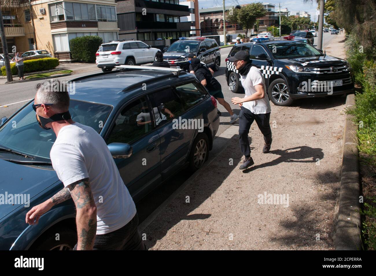 Melbourne, Australia. 19 settembre 2020. I manifestanti fuggono dalla polizia attraverso Ormond Esplanade, vicino a Elwood Beach dopo che le proteste anti-maschera e anti-blocco si erano spostate da Elsternwick Park, Melbourne Australia. Credit: Michael Currie/Alamy Live News Foto Stock