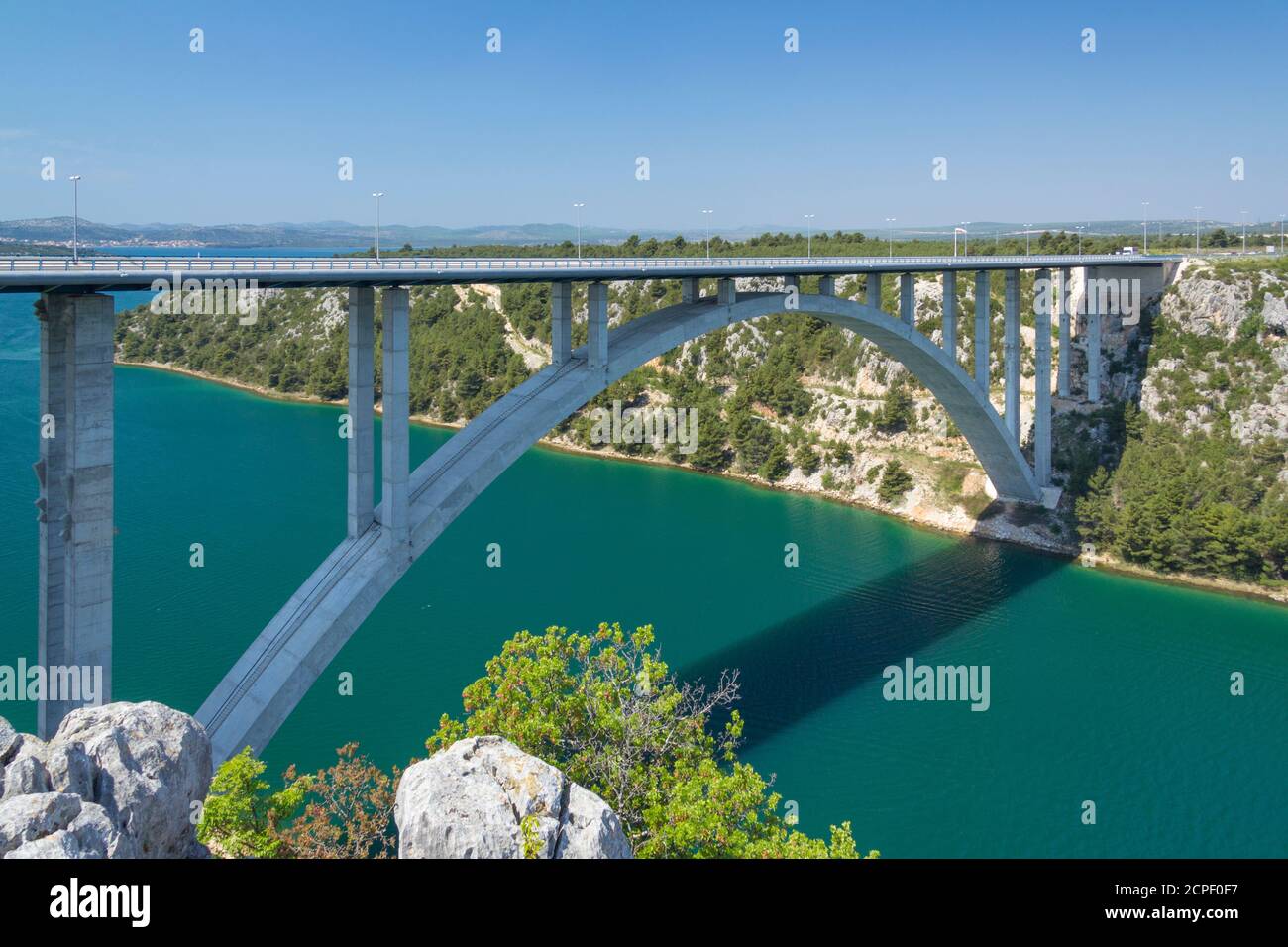 Una autostrada ponte che attraversa il fiume Krka vicino alla città di Skradin, Sebenico-Knin, Croazia Foto Stock