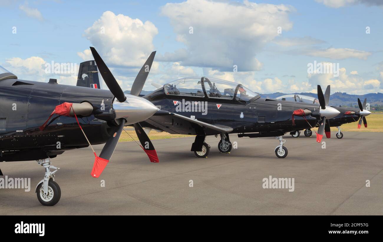 Una fila di aerei Beechcraft T-6 Texan II trainer volato Dal team aerobatico 'Black Falcons' della Nuova Zelanda Forza aerea Foto Stock