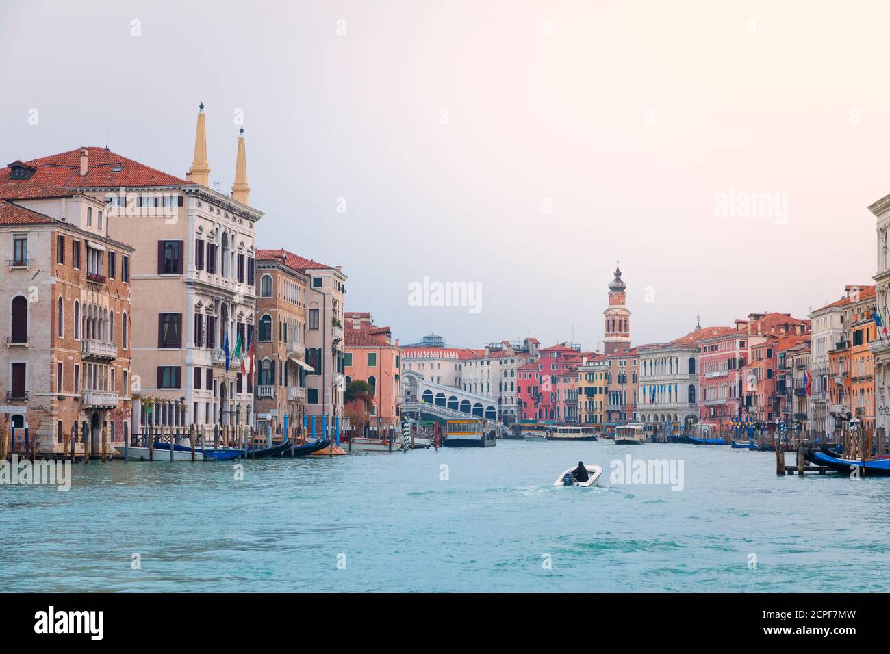 Vista la mattina sul Grand Canal towerds il ponte di Rialto, Venezia, Veneto, Italia Foto Stock