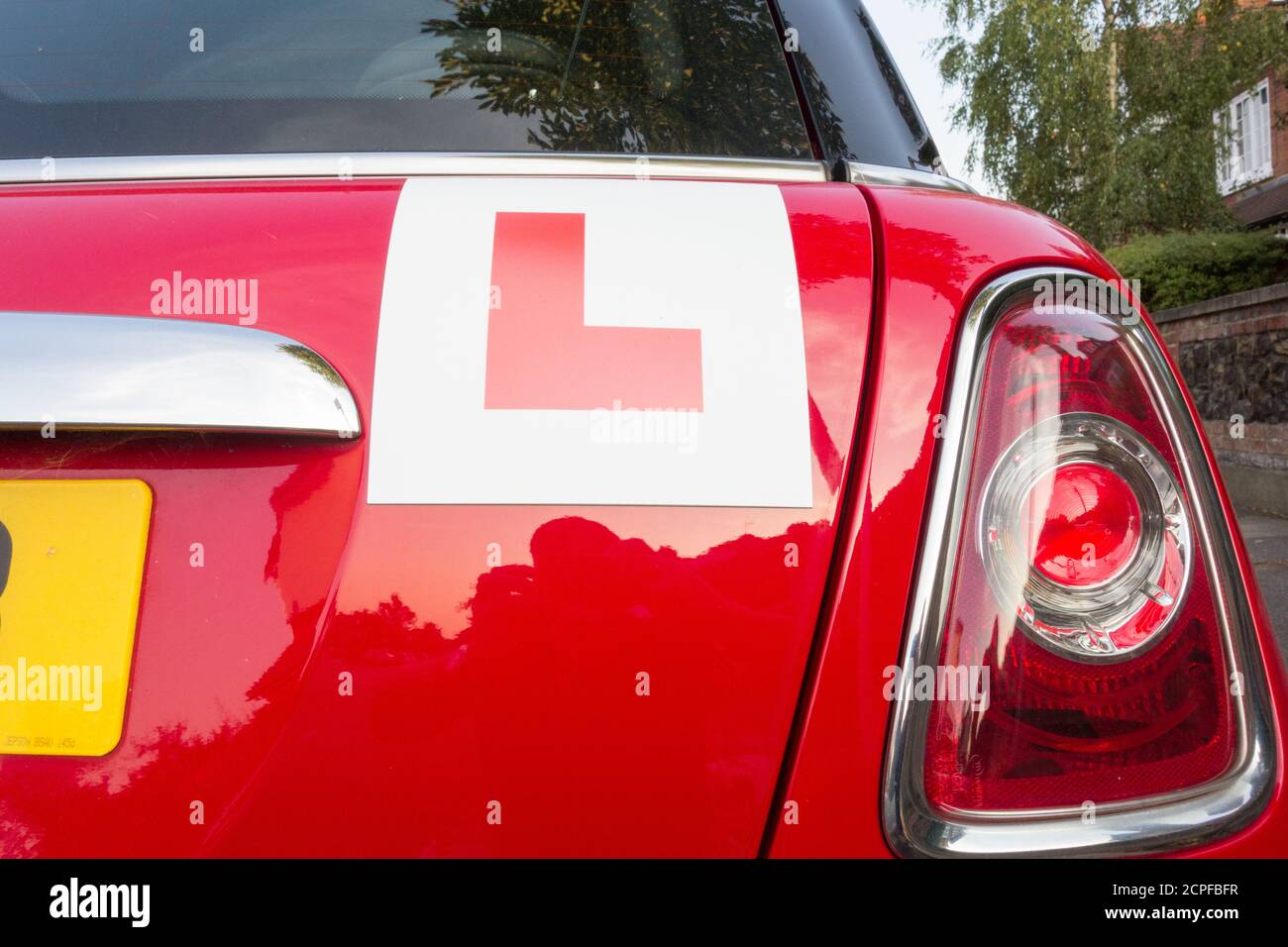 Primo piano delle piastre a L e delle luci posteriori su una BMW Mini Cooper Hatch rossa Foto Stock