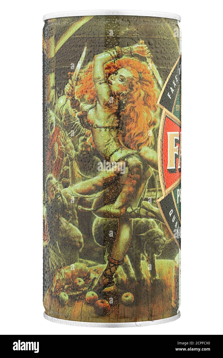 Ucraina, Kiev - Giugno 23. 2020: Lattina di alluminio birra Faxe Premium, su sfondo bianco. Confezionamento isolato per catalogo. Gocce d'acqua. Il file contiene il clip Foto Stock