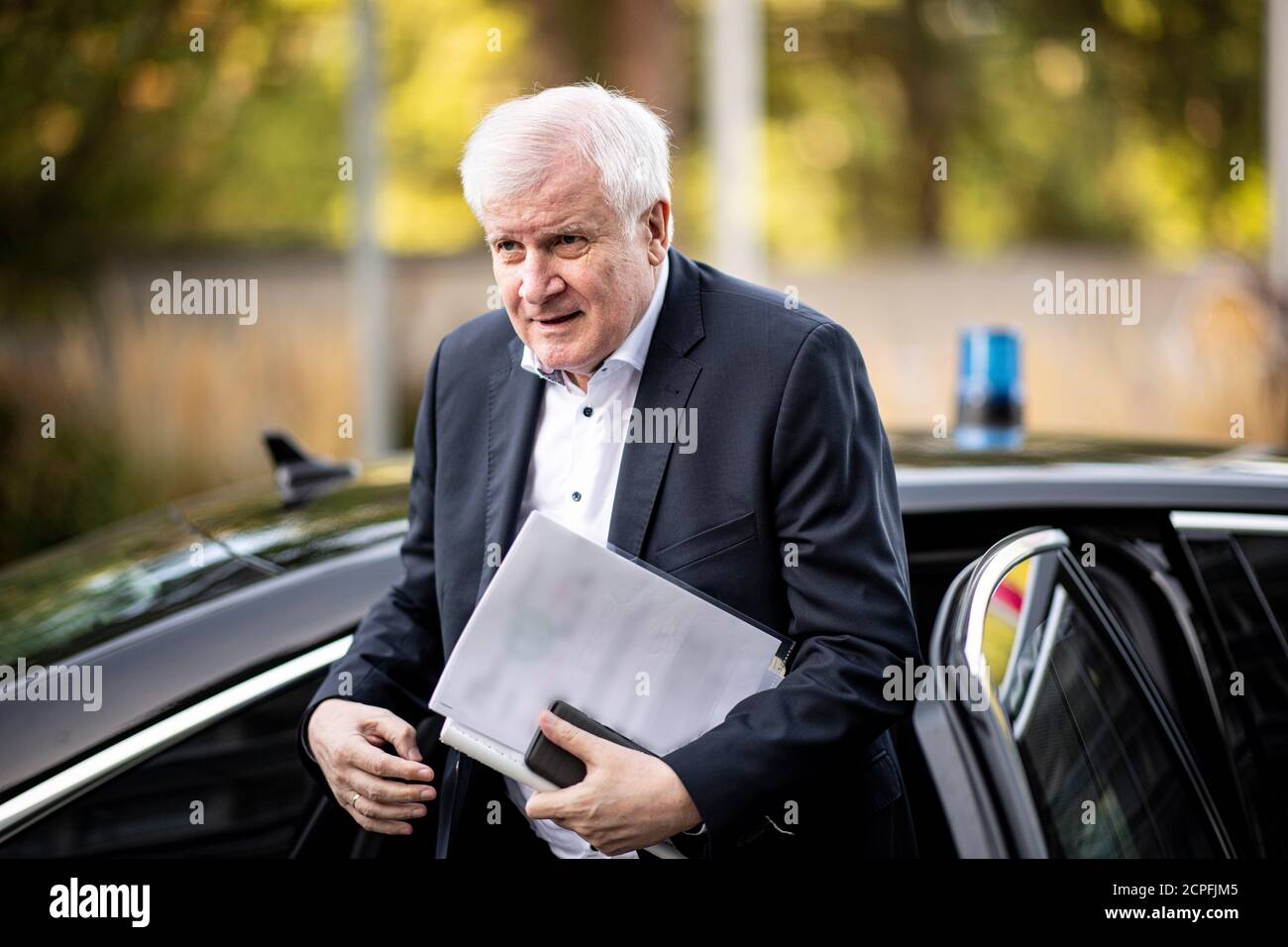 Potsdam, Germania. 19 Settembre 2020. Horst Seehofer (CSU), Ministro federale dell'interno, dell'edilizia e della patria, arriva al Kongresshotel Potsdam all'inizio del secondo turno di contrattazione collettiva nel settore dei servizi pubblici del governo federale e delle autorità locali. Credit: Fabian Sommer/dpa - ATTENTION: Document was pixelated for legal reasons/dpa/Alamy Live News Foto Stock