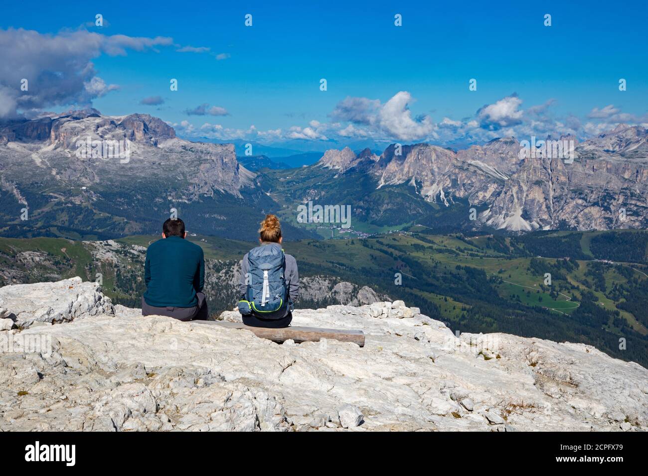 Una giovane coppia ammira uno splendido panorama in italiano Alpi Foto Stock