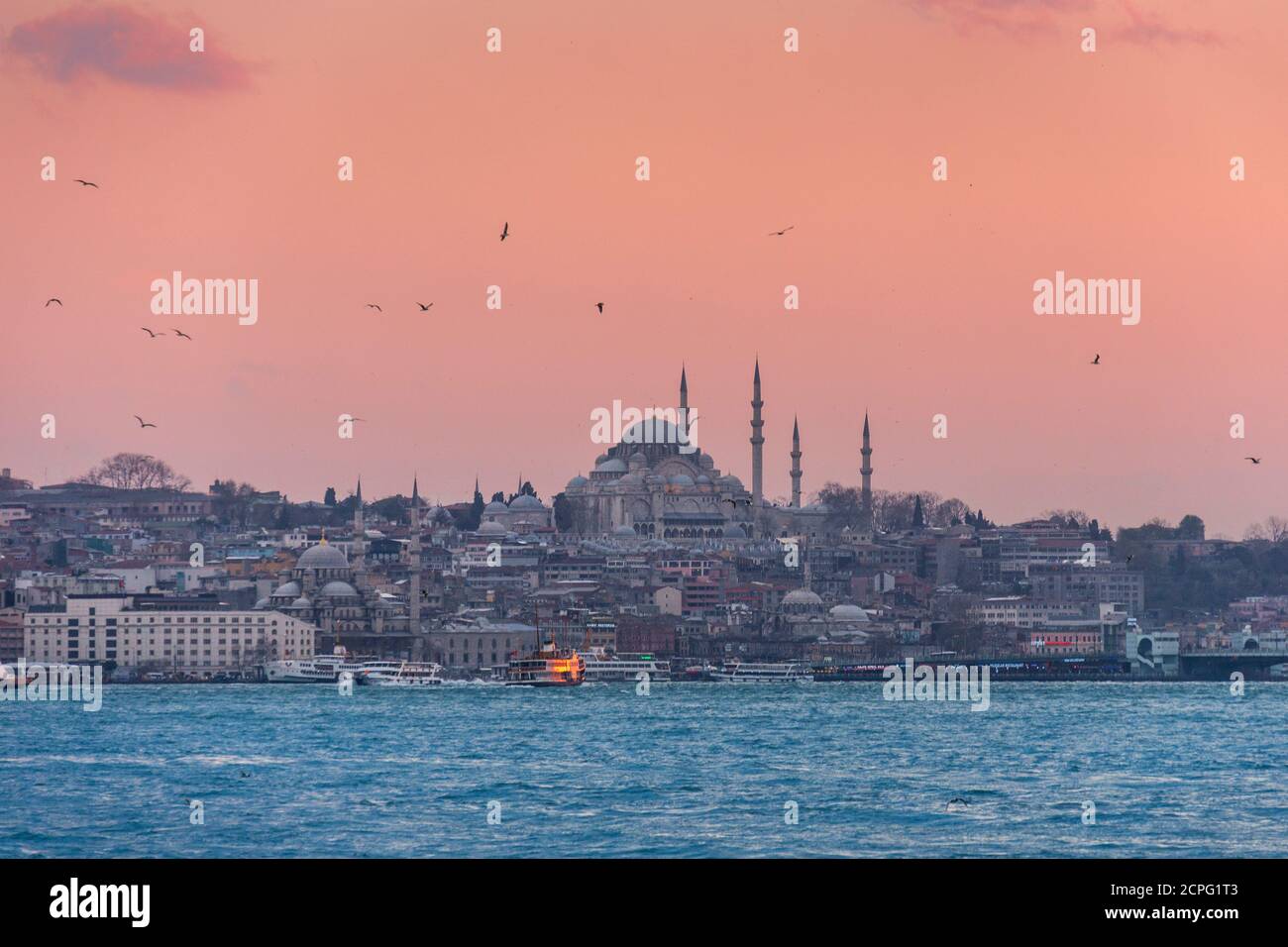 Turchia, Istanbul, Üsküdar, vista dall'Asia all'Europa, moschea blu Foto Stock