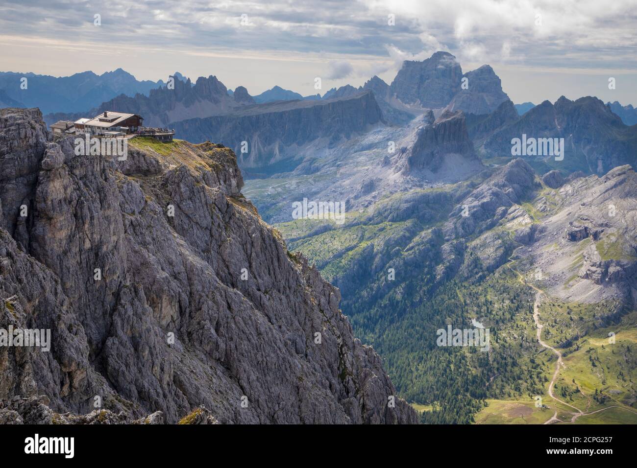 Rifugio Lagazuoi e paesaggio delle Alpi italiane Foto Stock