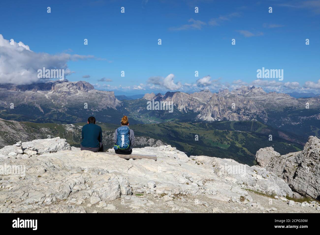 Giovane coppia che ammira un panorama meraviglioso sulle Alpi italiane Foto Stock