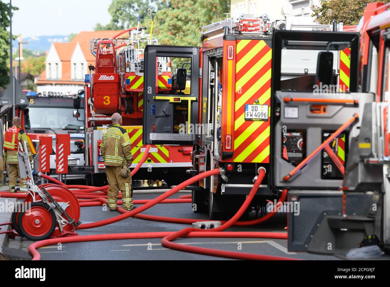 Dresda, Germania. 19 Settembre 2020. I veicoli di emergenza della vigile del fuoco si trovano di fronte a un edificio di appartamenti dopo un incendio. Si dice che il fuoco sia iniziato in un appartamento al secondo piano e poi si è allargato alla capriata del tetto attraverso il controsoffitto. Un uomo saltò fuori dalla finestra della casa il sabato mattina per salvarsi dal fuoco. Gli è stato immediatamente dato cure mediche di emergenza e portato in un ospedale. Non ci sono state altre lesioni. Credit: Sebastian Kahnert/dpa-Zentralbild/dpa/Alamy Live News Foto Stock