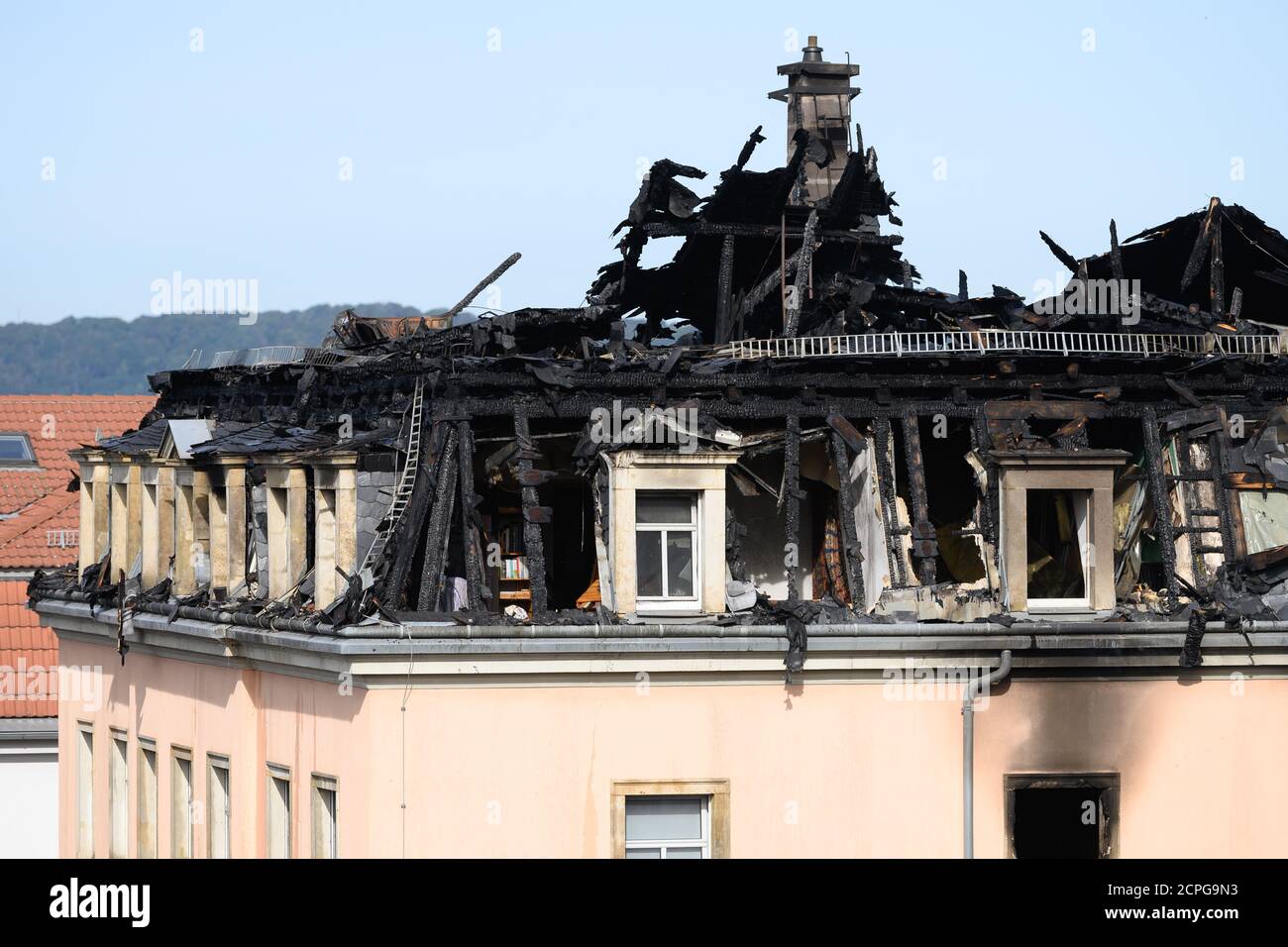 Dresda, Germania. 19 Settembre 2020. La capriata distrutta del tetto dopo un incendio in un edificio di appartamenti. Si dice che il fuoco sia iniziato in un appartamento al secondo piano e poi si è allargato alla capriata del tetto attraverso il controsoffitto. Un uomo saltò fuori dalla finestra della casa il sabato mattina per salvarsi dal fuoco. Gli è stato immediatamente dato cure mediche di emergenza e portato in ospedale. Non ci sono state altre lesioni. Credit: Sebastian Kahnert/dpa-Zentralbild/dpa/Alamy Live News Foto Stock