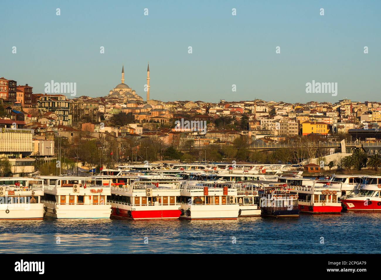 Turchia, Istanbul, Bosforo, Karaköy, umore del mattino, vista sulla moschea di Suleyman, porto dei traghetti Foto Stock