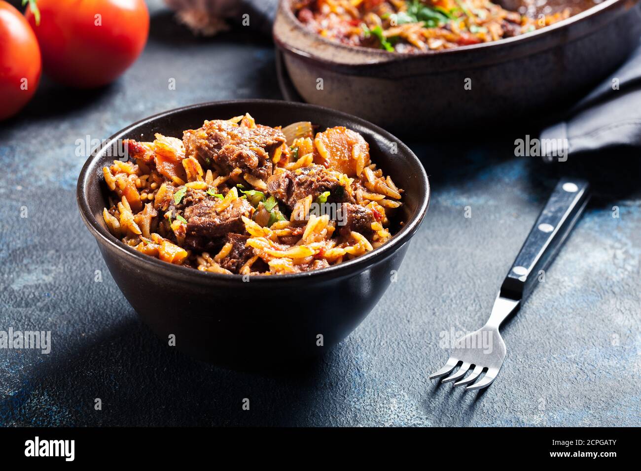 Giouvessi - manzo greco e stufato di orzo. Cucina balcanica Foto Stock