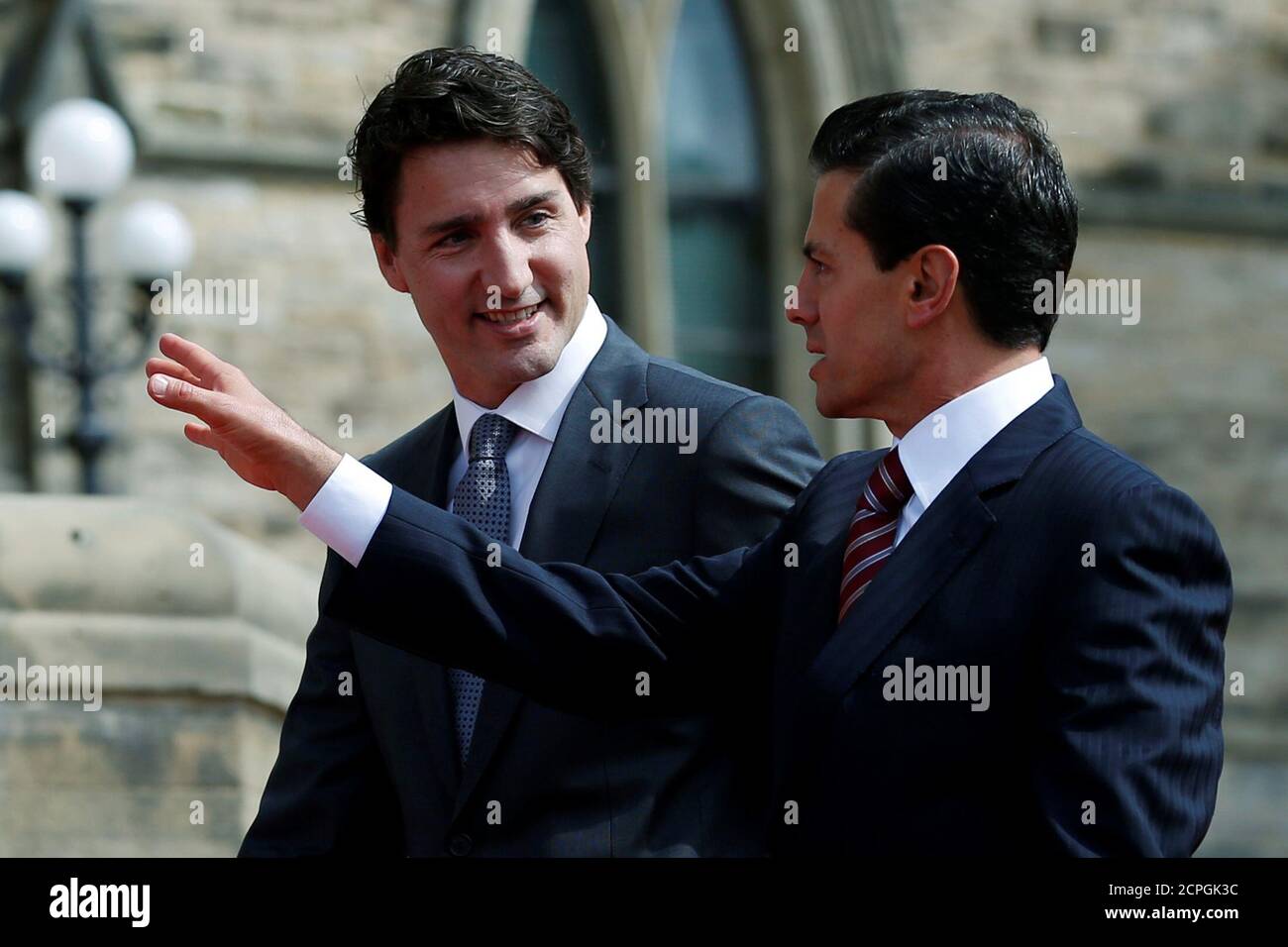 Il primo ministro canadese Justin Trudeau (L) cammina con il presidente del Messico Enrique pena Nieto sulla collina del Parlamento a Ottawa, Ontario, Canada, 28 giugno 2016. REUTERS/Chris Wattie Foto Stock