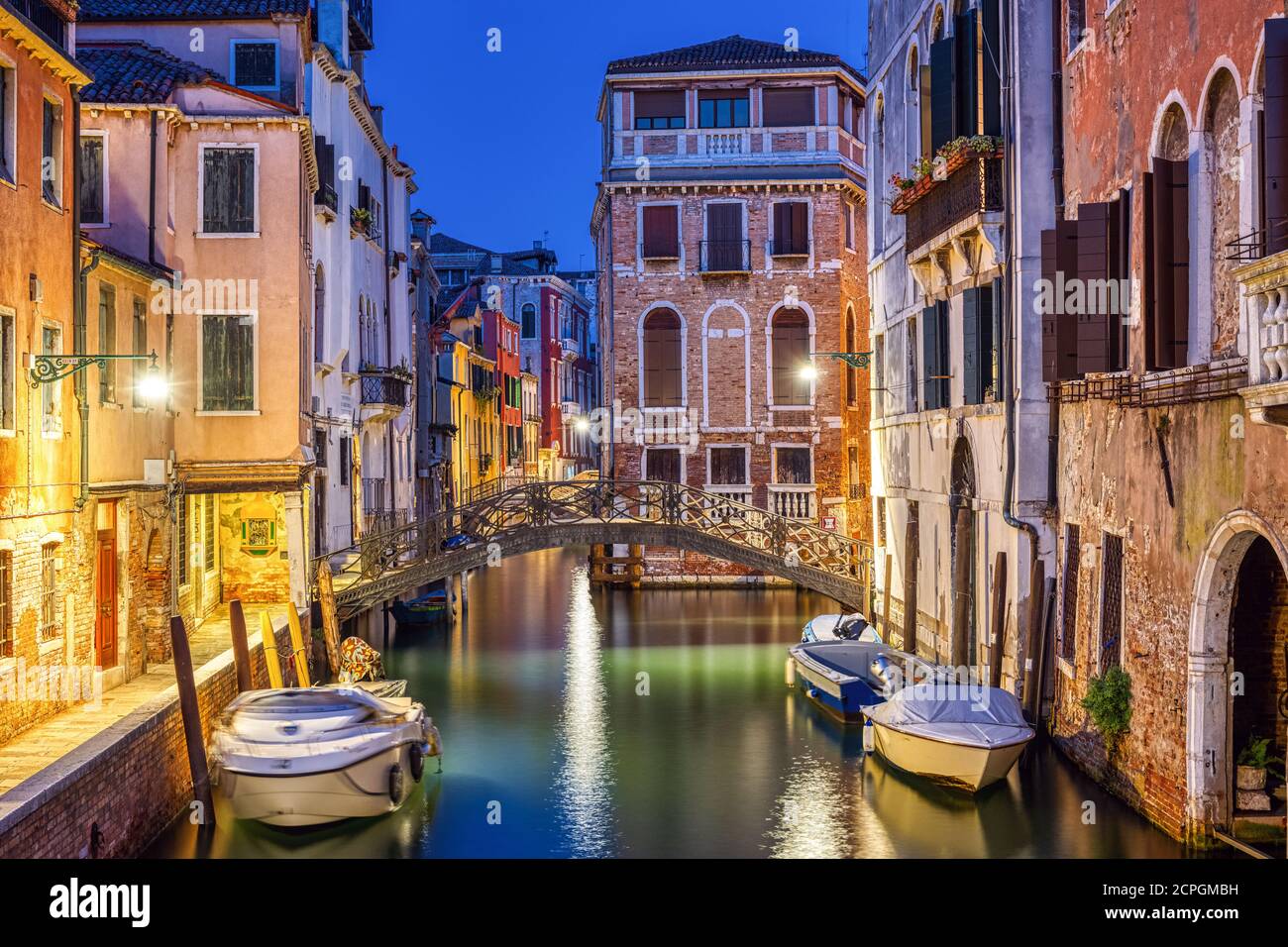 Piccolo canale a Venezia di notte Foto Stock