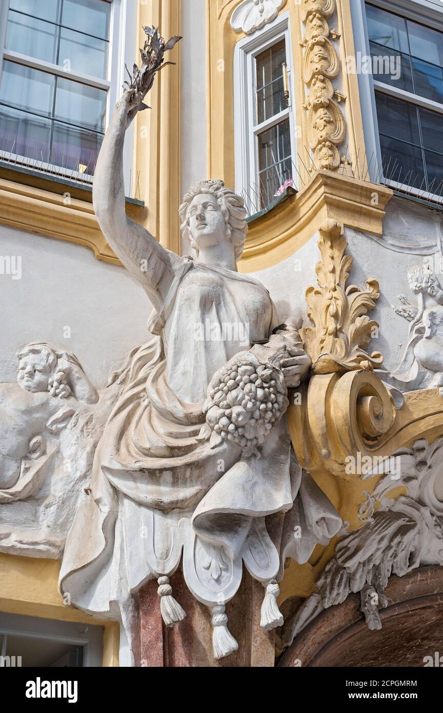 Facciata tardo barocca con scultura, Asam House, Sendlinger Strasse, Città Vecchia, Monaco, alta Baviera, Germania, Europa Foto Stock