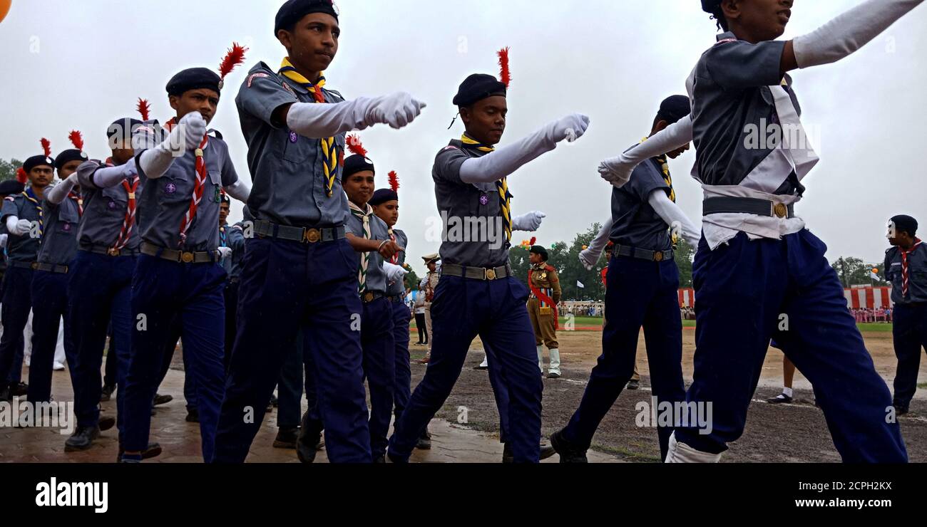 DISTRETTO KATNI, INDIA - 15 AGOSTO 2019: Scouts maschile della scuola indiana che partecipano alla parata funzione al parco giochi della città per gli eventi nazionali del giorno dell'Indipendenza. Foto Stock