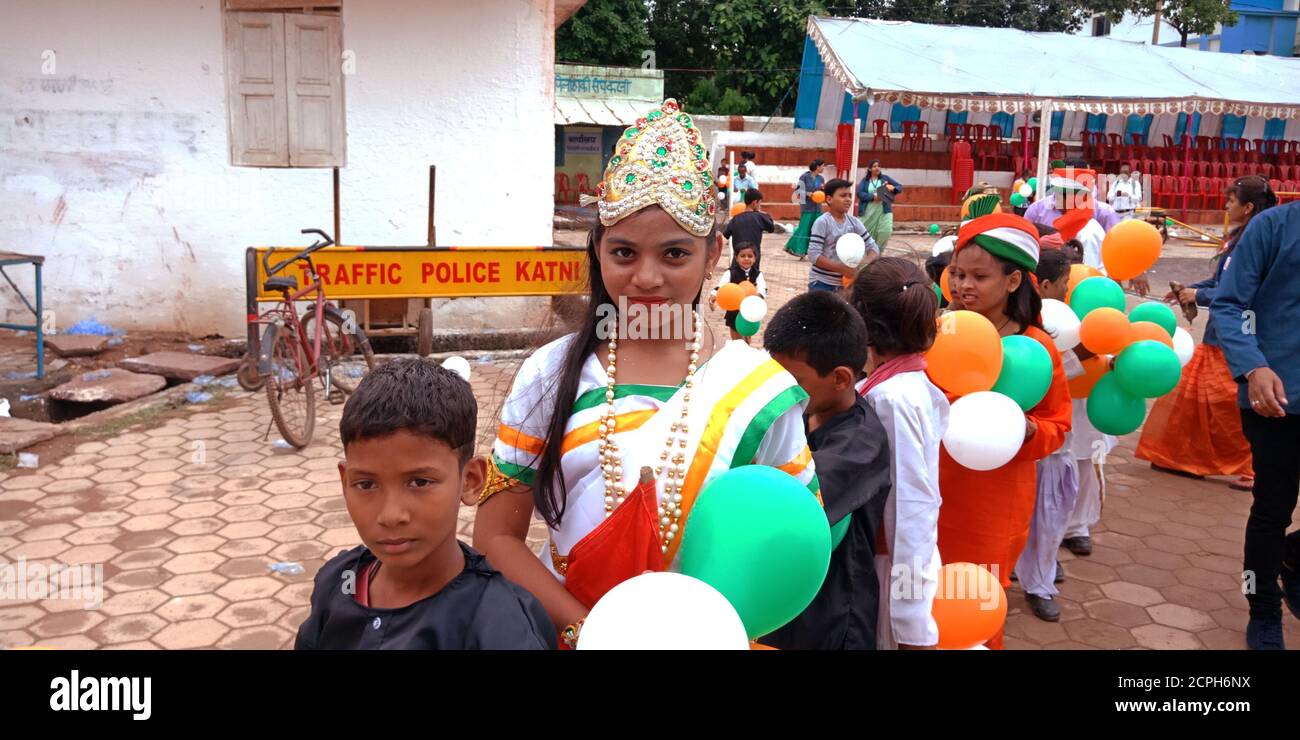 DISTRETTO KATNI, INDIA - 15 AGOSTO 2019: Ragazza indiana di scuola su bharat Mata vande stile matram in città parco giochi per gli eventi nazionali Independence Day. Foto Stock