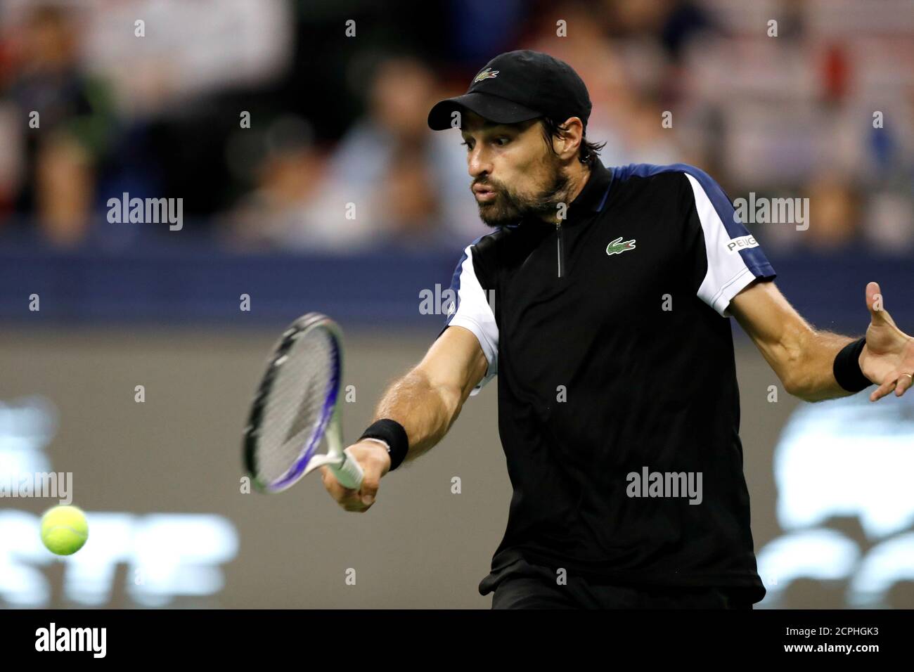 Tennis - Shanghai Masters - Shanghai, Cina - 9 ottobre 2018 - Jeremy Chardy della Francia in azione contro Novak Djokovic della Serbia. REUTERS/Aly Song Foto Stock