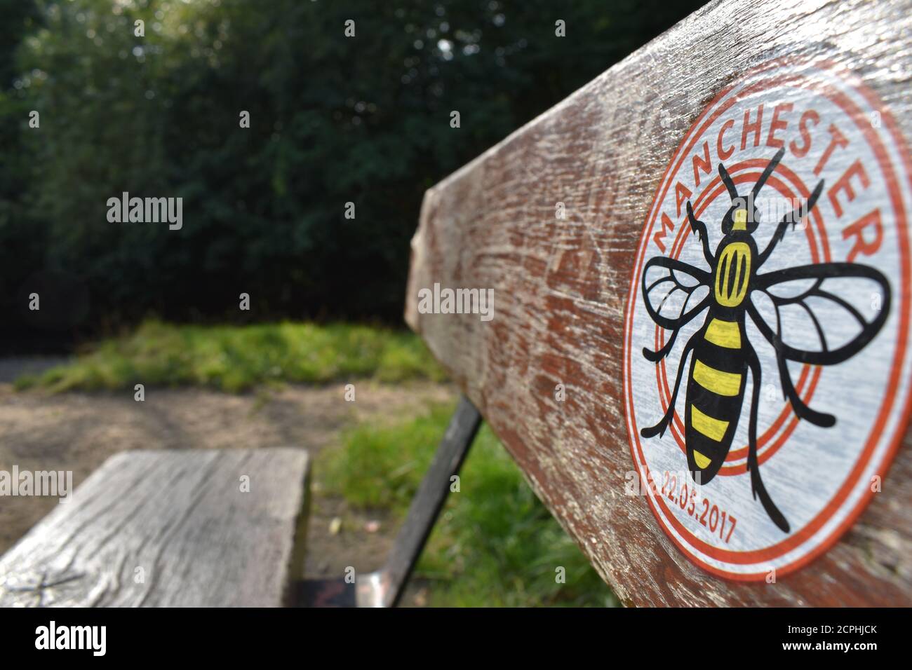 Manchester Bee Memorial sulla panchina al Daisy Nook Country Park, Manchester Foto Stock