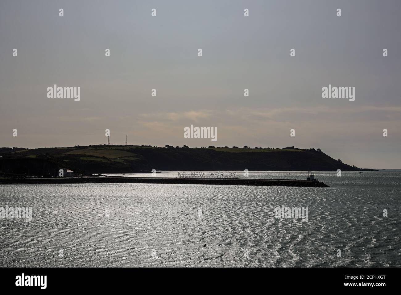 L'eredità del viaggio del Mayflower in America 400 anni fa è oggetto di un'istalazione artistica su Mountbatten Breakwater di fronte Plymouth Hoe. Foto Stock